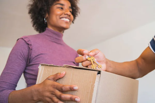自宅でパッケージを受け取る若いアフロ女性のクローズアップ 郵便サービスの概念 — ストック写真