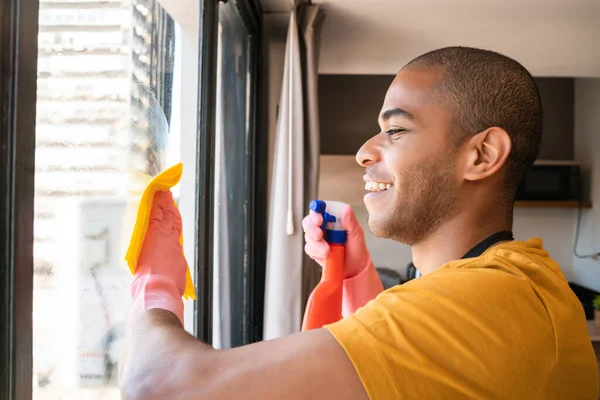 Porträt Einer Jungen Männlichen Haushälterin Beim Fensterputzen Hause Reinigungs Und — Stockfoto