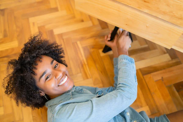 自宅で家具を修理若いアフロ女性の肖像画 修理と改修 ホームコンセプト — ストック写真
