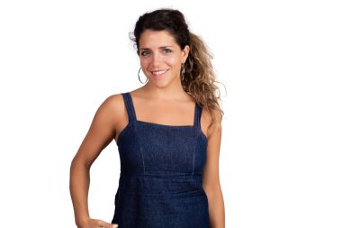 Genç ve güzel bir kadının portresi kameraya bakıyor ve beyaz arka planda gülümsüyor..