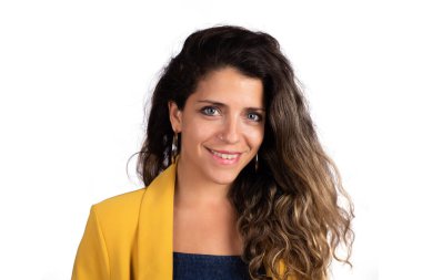 Genç ve güzel bir kadının portresi kameraya bakıyor ve beyaz arka planda gülümsüyor..