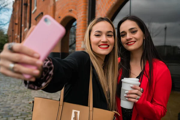 Πορτρέτο Δύο Νεαρών Φίλων Που Βγάζουν Selfie Κινητό Τηλέφωνο Στο — Φωτογραφία Αρχείου
