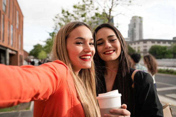 Retrato Dois Jovens Amigos Tirando Uma Selfie Livre Rua Estilo — Fotografia de Stock