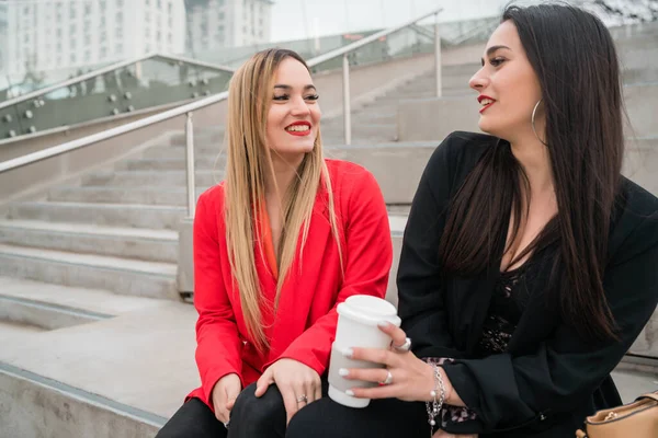 Retrato Dois Jovens Amigos Passando Bom Tempo Juntos Enquanto Sentados — Fotografia de Stock