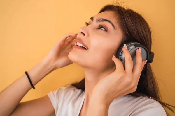 Portret Van Een Jonge Latijnse Vrouw Die Naar Muziek Luistert — Stockfoto