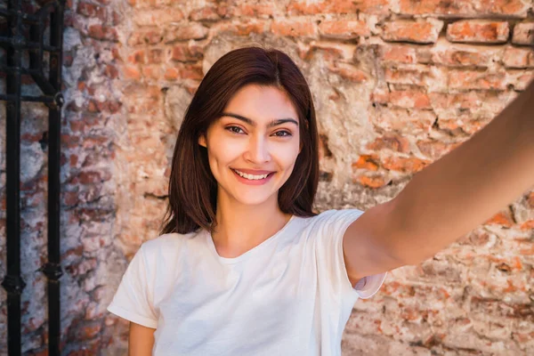 Portrét Mladé Latinské Ženy Jak Venku Bere Selfie Proti Cihlové — Stock fotografie