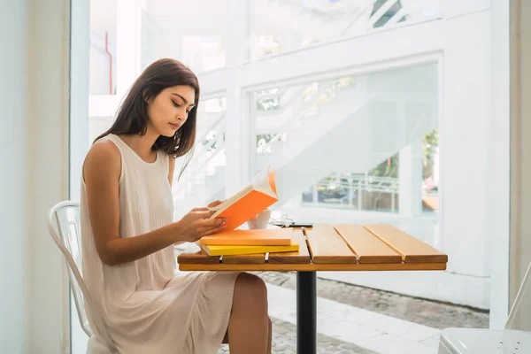 Retrato Mulher Jovem Desfrutando Tempo Livre Lendo Livro Enquanto Está — Fotografia de Stock