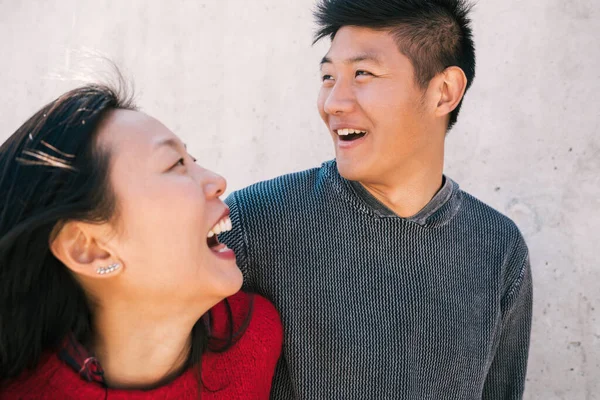 Porträt Eines Jungen Asiatischen Paares Das Sich Verliebt Umarmt Und — Stockfoto
