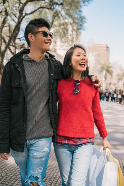 Porträt Eines Jungen Asiatischen Verliebten Paares Das Nach Dem Einkaufen — Stockfoto