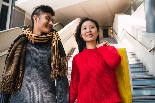 Porträt Eines Hübschen Asiatischen Paares Das Bunte Einkaufstüten Der Hand — Stockfoto