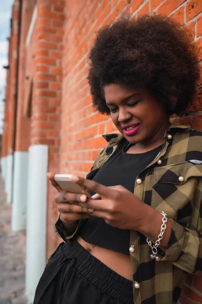 아름다운 여성이 밖에서 핸드폰을 사용하는 도시와 의사소통 — 스톡 사진