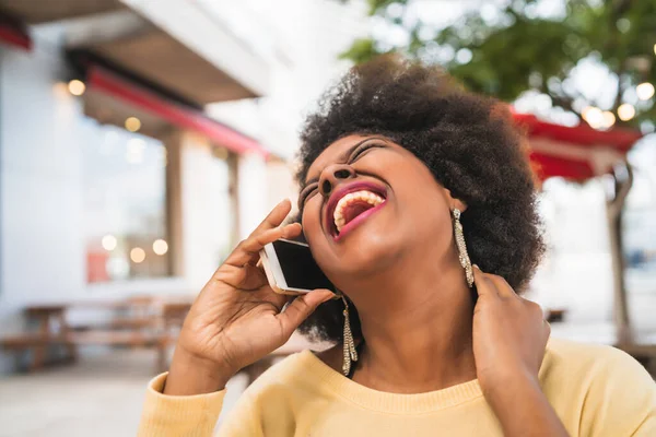 Afro Latin Portréja Amint Telefonál Miközben Kávézóban Kommunikációs Elv — Stock Fotó