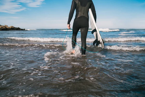 Ung Surfare Som Hoppar Vattnet Med Sin Surfbräda Svart Surfdräkt — Stockfoto