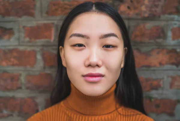 Primer Plano Joven Hermosa Mujer Asiática Mirando Confiado Pie Contra — Foto de Stock