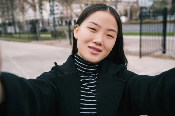 Retrato Joven Hermosa Mujer Asiática Tomando Una Selfie Aire Libre — Foto de Stock