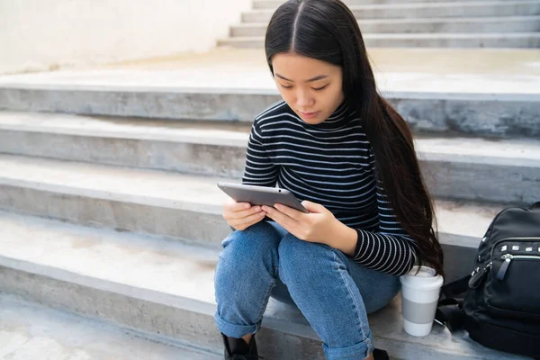 Retrato Una Joven Asiática Usando Tableta Digital Mientras Está Sentada — Foto de Stock