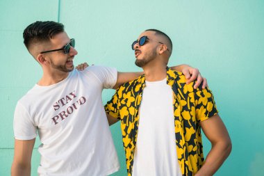 Mutlu eşcinsel çift portresi. Birlikte zaman geçirip sokakta kucaklaşıyorlar. Lgbt ve Aşk Konsepti.