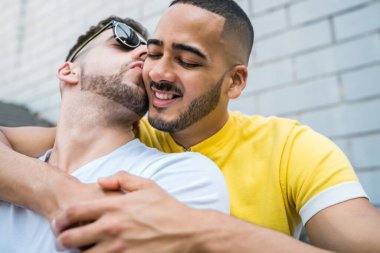 Dışarıda merdivenlerde otururken birlikte vakit geçiren mutlu eşcinsel çiftin portresi. Lgbt ve Aşk Konsepti.