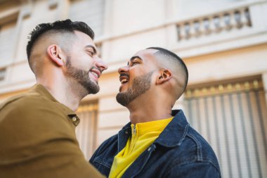 Mutlu eşcinsel çift portresi. Birlikte zaman geçirip sokakta kucaklaşıyorlar. Lgbt ve Aşk Konsepti.