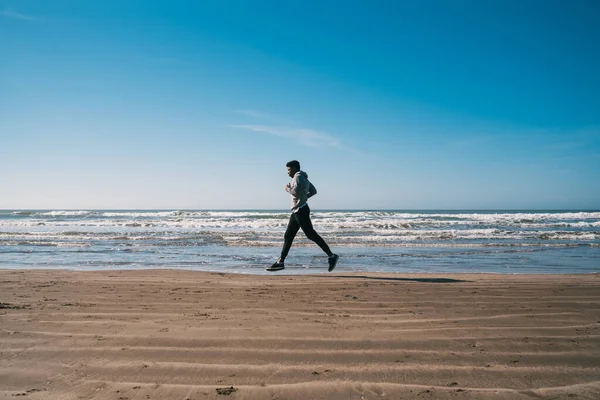 Portret Sportowca Biegającego Plaży Sport Sprawność Zdrowy Tryb Życia — Zdjęcie stockowe
