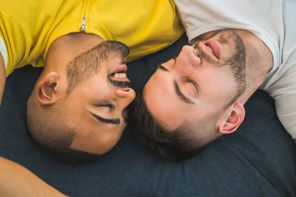 Retrato Una Feliz Pareja Gay Pasando Tiempo Tumbada Suelo Lgbt —  Fotos de Stock