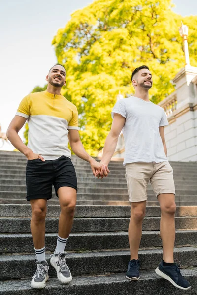 Retrato Feliz Pareja Gay Pasando Tiempo Juntos Tomados Mano Mientras —  Fotos de Stock