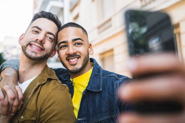 幸せなゲイのカップルの肖像画は一緒に時間を過ごし 路上で携帯電話で自撮りをしています Lgbt Love Concept — ストック写真