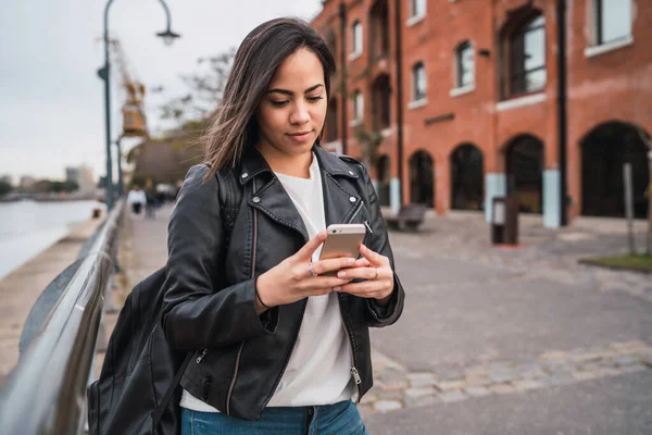 Retrato Una Joven Hermosa Mujer Usando Teléfono Móvil Aire Libre —  Fotos de Stock