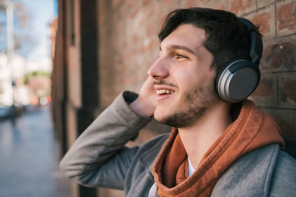 Portret Van Een Jonge Latijnse Man Die Naar Muziek Luistert — Stockfoto