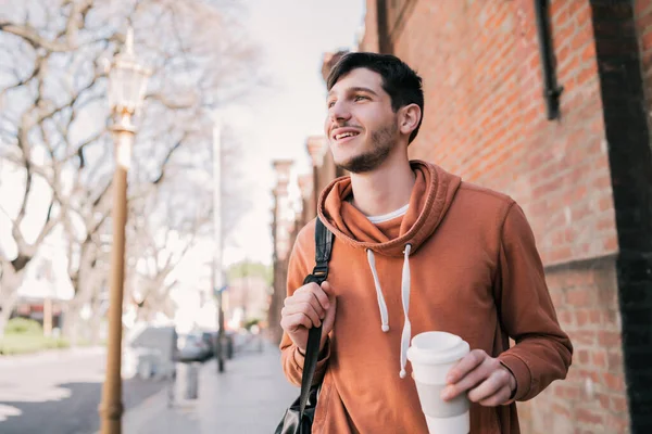 Portret Młodego Człowieka Chodzącego Trzymającego Filiżankę Kawy Zewnątrz Ulicy Koncepcja — Zdjęcie stockowe
