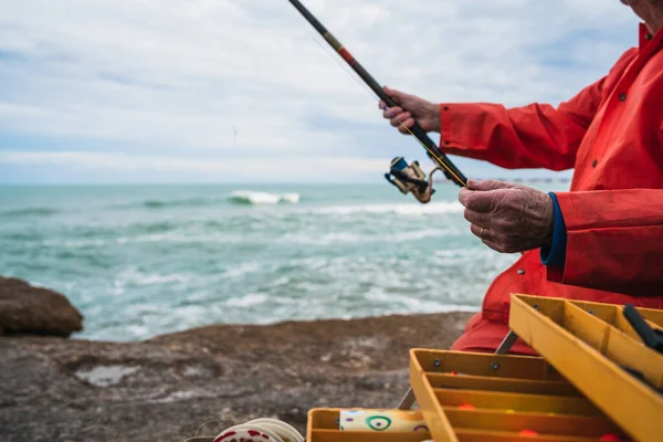 Nahaufnahme Eines Fischers Der Köder Mit Angelausrüstungsbox Anlegt Fischerei Und — Stockfoto