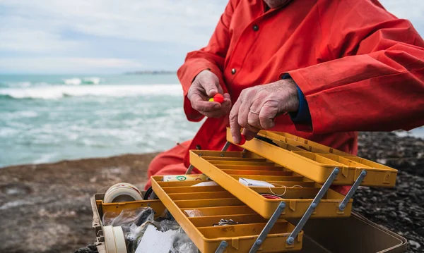 Gros Plan Pêcheur Qui Met Appât Avec Une Boîte Équipement — Photo