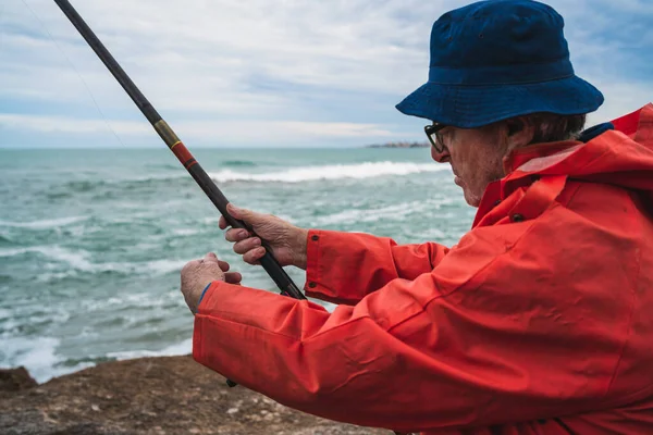 Portrait Homme Âgé Pêchant Dans Mer Profitant Vie Concept Pêche — Photo