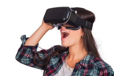 Stüdyoda izole edilmiş sanal gerçeklik gözlükleriyle oynayan genç bir kadının portresi. VR kulaklık cihazı. Teknoloji konsepti.
