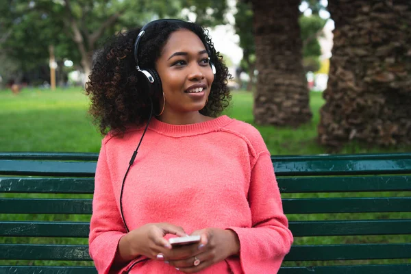 Egy Fiatal Afro Amerikai Portréja Aki Zenét Hallgat Fejhallgatóval Mobiltelefonnal — Stock Fotó