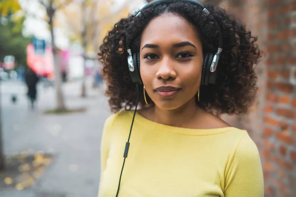 Egy Fiatal Afro Amerikai Portréja Aki Fülhallgatóval Hallgatja Zenét Utcán — Stock Fotó