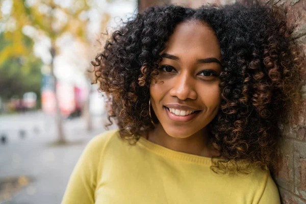 Portrét Krásné Mladé Afro Americké Ženy Kudrnatými Vlasy Stojící Venku — Stock fotografie