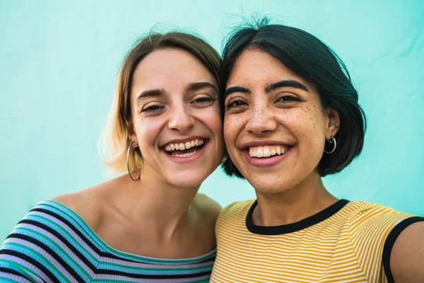 Retrato Lindo Casal Lésbico Divertindo Tirando Uma Selfie Contra Fundo — Fotografia de Stock