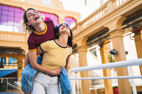 Retrato Casal Lésbico Adorável Passar Tempo Juntos Divertindo Rua Conceito — Fotografia de Stock