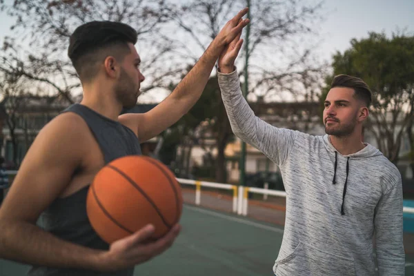 Ritratto Due Giovani Amici Che Giocano Basket Divertono Sul Campo — Foto Stock