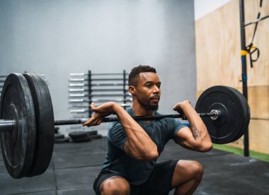 Halterle egzersiz yapan genç çapraz formda sporcunun portresi. Crossfit, spor ve sağlıklı yaşam tarzı konsepti.