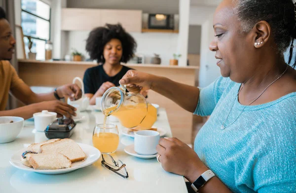 Ritratto Famiglia Afroamericana Che Colazione Insieme Casa Concetto Famiglia Lifestyle — Foto Stock