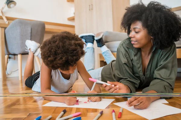 Portret Van Jonge Afro Amerikaanse Moeder Zoon Tekening Met Gekleurde — Stockfoto