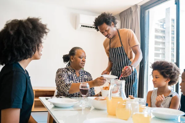 Afro Amerikan Aile Portresi Evde Birlikte Yemek Yiyor Aile Yaşam — Stok fotoğraf