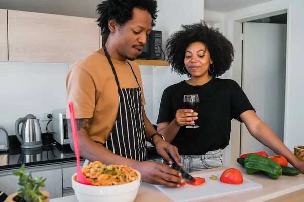 Evdeki Mutfakta Birlikte Yemek Pişiren Genç Afro Çiftin Portresi Lişki — Stok fotoğraf