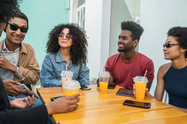 Retrato Amigos Afro Divertindo Juntos Desfrutando Bons Momentos Enquanto Bebem — Fotografia de Stock