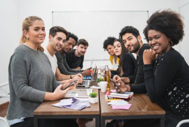 Çok ırklı yaratıcı iş adamlarından oluşan bir grup bir proje üzerinde çalışıyor ve beyin fırtınası yapıyorlar. Takım çalışması ve beyin fırtınası konsepti.