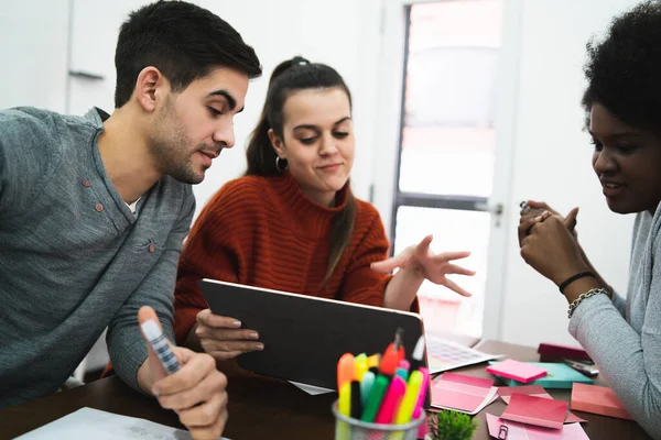 Jóvenes Diseñadores Creativos Que Trabajan Proyecto Discuten Desarrollo Nuevo Orden — Foto de Stock