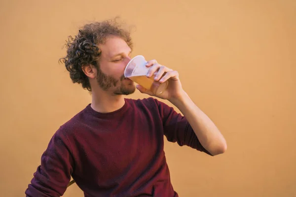 Portrét Mladého Muže Jak Užívá Pije Pivo Žlutém Pozadí Koncept — Stock fotografie
