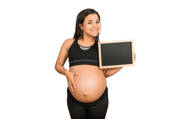 Zbliżenie Ciężarnej Kobiety Trzymającej Pokazującej Coś Tablicy Ciąża Macierzyństwo Koncepcja — Zdjęcie stockowe